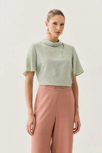 Blusa de Cetim Gola Dobrada Recorte Assimétrico Cut Out