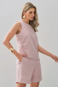 Conjunto de Linho Listrado de Blusa Regata Assimétrica Lateral Franzida e Shorts