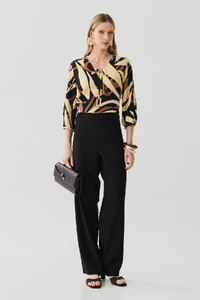 Blusa Folhagem Abstrata Manga 3/4 Decote V Laço