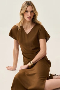 Vestido Midi Assimétrico de Linho Manga Morcego Decote V Lateral Pregas