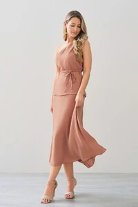 Conjunto de Blusa Regata Assimétrica Um Ombro Só Prega Cinto e Saia Midi