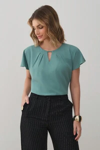 Blusa Manga Morcego Evasê Decote Cut Out Pregas