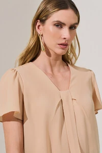 Blusa Decote V Pregas Laço