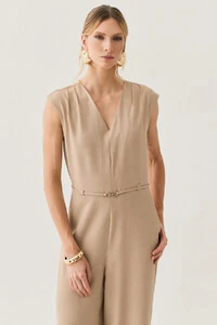 Macacão Regata de Alfaiataria Decote V Ombro Pregas Cinto Fino Gold