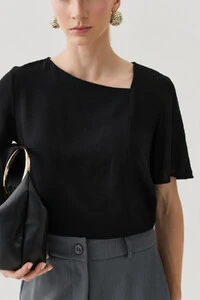 Blusa Decote V Assimétrico Recorte