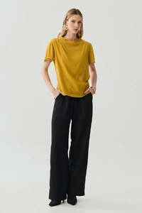 Blusa Assimétrica Gola Careca Baixa Pregas Ombro Direito