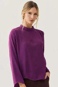 Blusa Assimétrica Manga Longa Evasê Gola Baixa Pregas Ombro Esquerdo