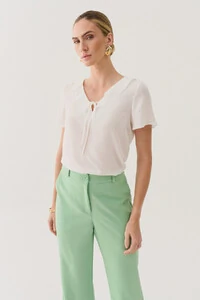 Blusa Decote V Babado Laço