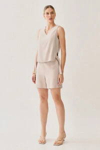 Conjunto de Blusa Regata Decote V Fendas Laterais Faixa Gold e Shorts