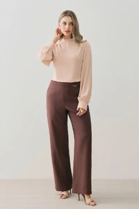 Blusa Assimétrica Manga Longa Punho Double Gola Careca Baixa Ombro Direito Pregas Double