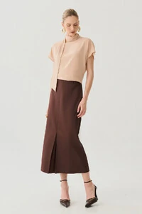 Saia Midi Reta de Alfaiataria Recorte Prega Frontal