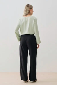 Blusa de Cetim Manga Longa Flare Decote Drapeado