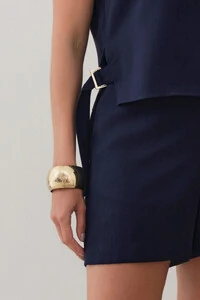 Conjunto de Blusa Regata Decote V Fendas Laterais Faixa Gold e Shorts