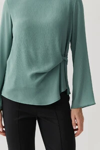 Blusa Dupla Assimétrica de Chiffon Yoryu Manga Longa Evasê Lateral Drapeada