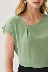 Blusa Manga Morcego Decote Assimétrico Prega