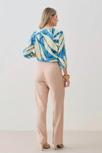 Blusa Folhagem Abstrata Manga 3/4 Decote V Laço