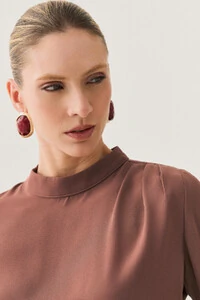 Blusa Assimétrica Manga Longa Evasê Gola Baixa Pregas Ombro Esquerdo