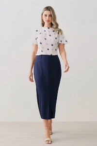 Blusa Assimétrica Abstrata Gola Careca Baixa Pregas Ombro Direito