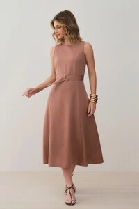Vestido Midi Evasê Regata de Alfaiataria Recortes Cinto Fivela Gold