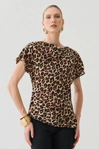 Blusa Assimétrica Onça Manga Morcego Decote Canoa Drapeado