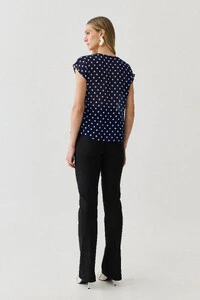 Blusa Poa de Chiffon Manga Morcego Decote Assimétrico Prega