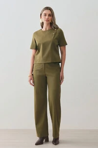 Conjunto de Alfaiataria de Blusa Crop Assimétrica Ombro Esquerdo Prega Gold Double e Calça Reta