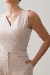Conjunto de Risca de Giz Blusa Regata Transpassada Pregas Triple e Bermuda Botão Forrado Passante Do