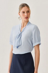 Blusa Manga Punho Gola Baixa Laço
