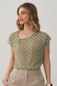 Blusa Poa de Chiffon Manga Morcego Decote Assimétrico Prega