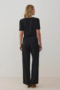 Conjunto de Blusa Ombro Prega e Calça Reta Ampla