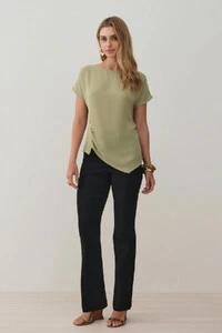Blusa Assimétrica Manga Morcego Lateral Franzidos