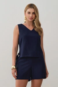 Conjunto de Blusa Regata Decote V Fendas Laterais Faixa Gold e Shorts