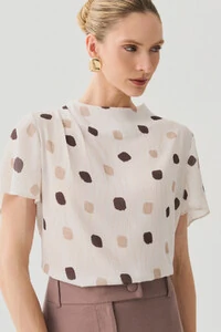 Blusa Assimétrica Abstrata Gola Careca Baixa Pregas Ombro Direito