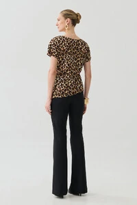 Blusa Assimétrica Onça Manga Morcego Decote Canoa Drapeado