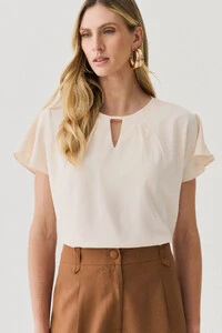 Blusa Manga Morcego Evasê Decote Cut Out Pregas