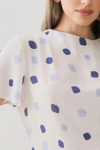 Blusa Assimétrica Abstrata Gola Careca Baixa Pregas Ombro Direito