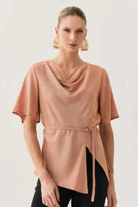 Blusa Assimétrica Transpassada Manga Evasê Decote Drapeado Cinto Fino