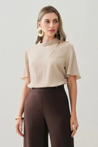 Blusa de Cetim Gola Dobrada Recorte Assimétrico Cut Out