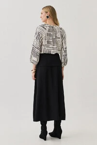 Blusa Abstrata Manga 3/4 Raglan Decote Gota Mini Botão