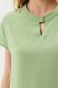 Blusa Manga Morcego Decote Redondo Pala Vazado Botão Gold