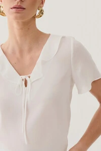 Blusa Decote V Babado Laço