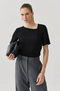 Blusa Decote V Assimétrico Recorte