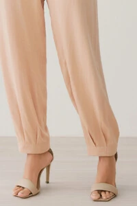 Macacão Regata Recorte Cenoura Cinto