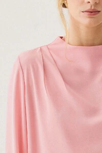 Blusa Assimétrica Manga Longa Punho Double Gola Careca Baixa Ombro Direito Pregas Double