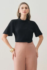 Blusa de Cetim Gola Dobrada Recorte Assimétrico Cut Out