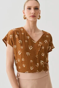 Blusa Pássaro Manga Morcego Decote V Botão Forrado