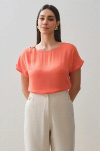 Blusa Manga Morcego Decote Cut Out Gold
