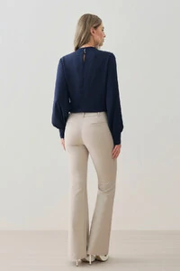 Blusa Assimétrica Manga Longa Punho Double Gola Careca Baixa Ombro Direito Pregas Double