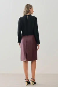 Blusa Assimétrica Manga Longa Evasê Gola Baixa Pregas Ombro Esquerdo