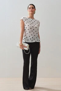 Blusa Assimétrica Poa Sobreposta Lateral Direita Franzida